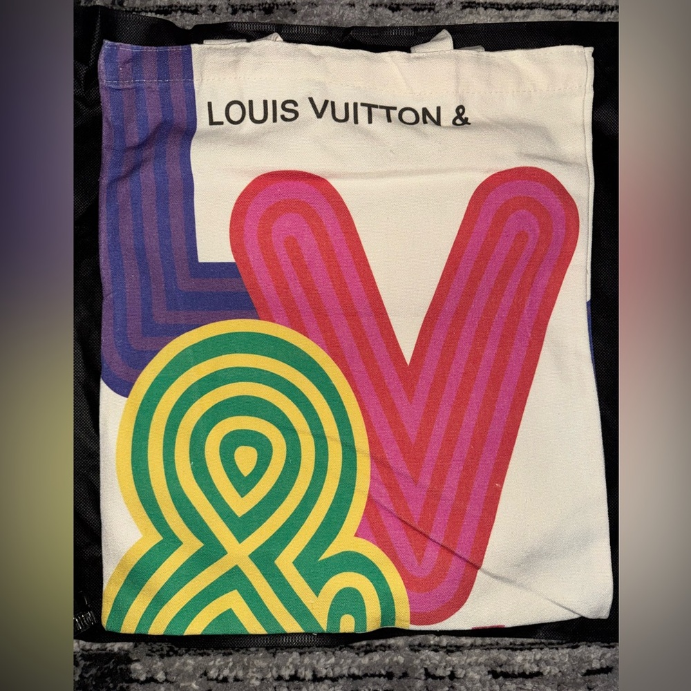 Louis Vuitton & Shenzhen Exhibition City Guide limited edition canvas tote - Picture 5 of 7